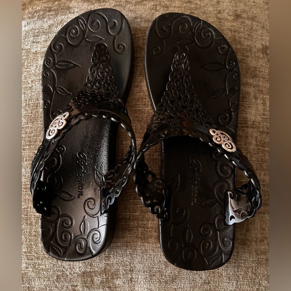 Brighton SCROLL Rubber Flip Flop Sandals in Black with Silver Charm